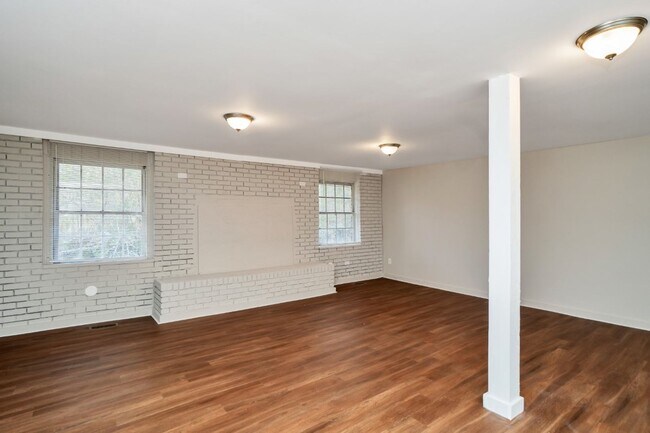 Building Photo - 1624 Fairview Dr