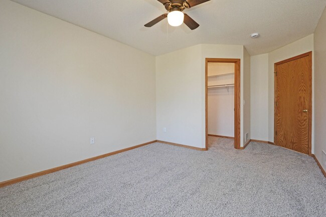 Building Photo - AVAILABLE NOW! Spacious 2 Bed, 2 Bath Town...