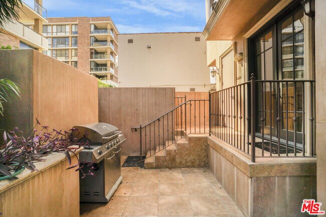 Building Photo - 208 S Lasky Dr