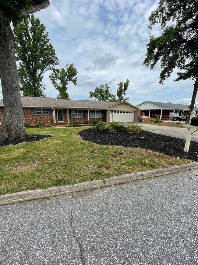 Building Photo - 4 Bedroom 2.5 Ranch Located Near Wade Hampton Boulevard!!