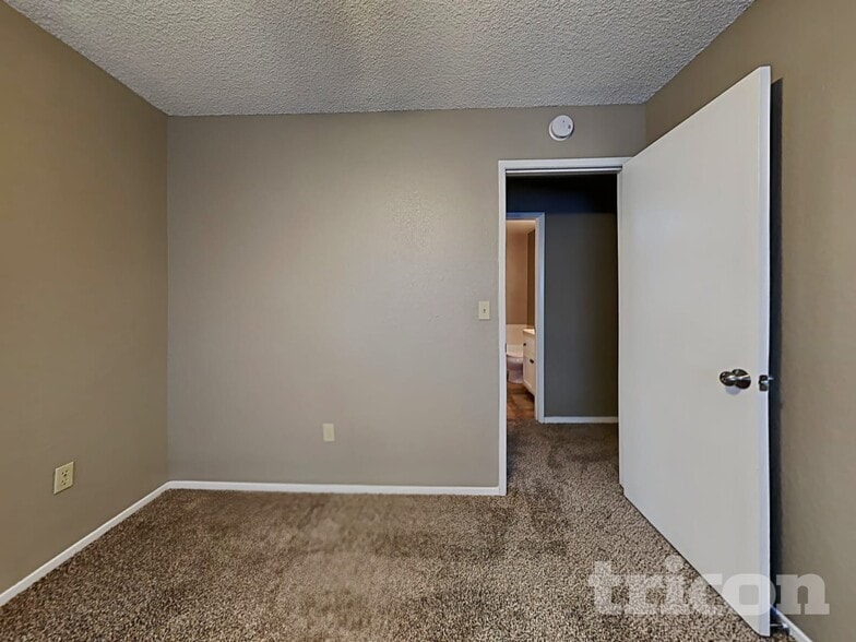 Building Photo - 3400 Suffolk Dr