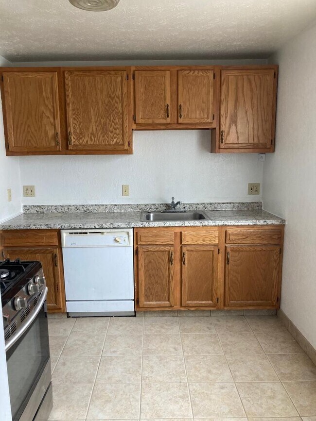 Building Photo - 2 Bedroom Condo for Rent  Warrenville HTS