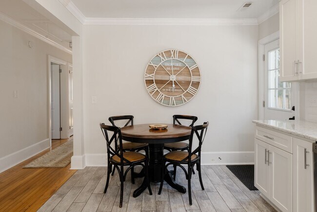 Building Photo - Fully furnished- Beautiful Forest Hills Home