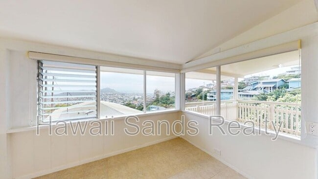 Building Photo - 3901 Maunahilu Pl