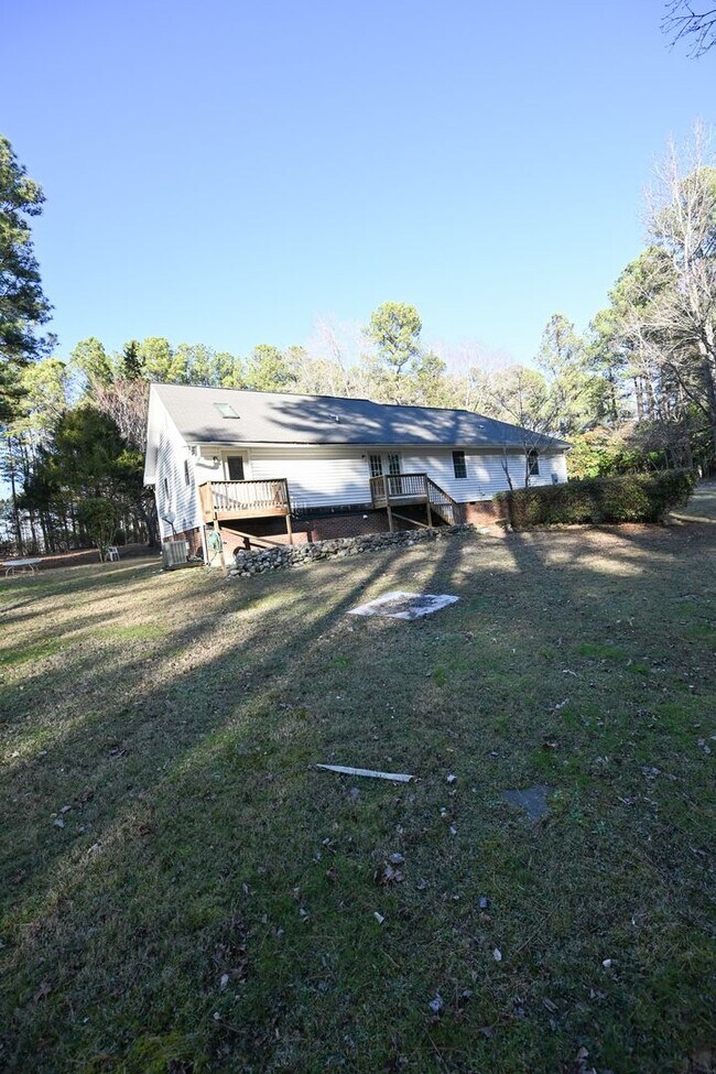 Building Photo - Stunning 3BR / 3BA Home on 2.48 Acres – Hillsborough, NC