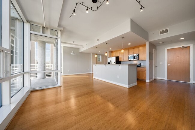 Building Photo - Light filled 1 bed/ 1 bath condo with balcony minutes to downtown Chapel Hill
