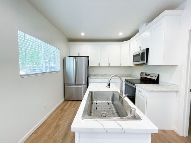 Building Photo - 225 Mortimer Ln