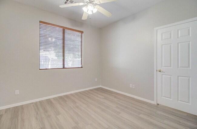 Building Photo - 2026 E County Down Dr