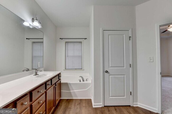 Building Photo - 979 Parkside Wood Ct