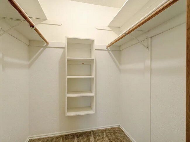 Building Photo - Beautiful 3bed/3bath Townhome Available in Westside Norman!!