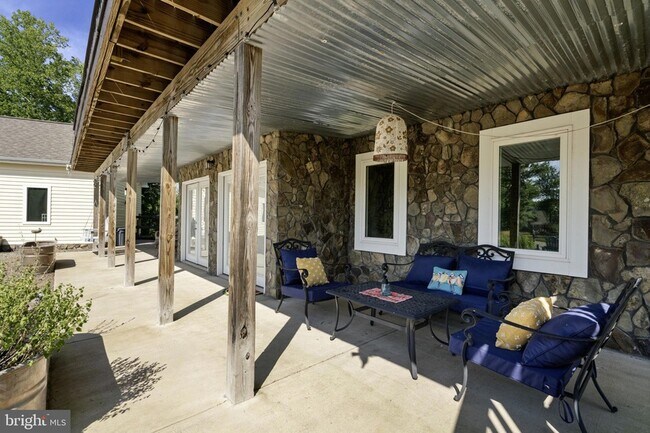 Building Photo - 120 Shady Oaks Ln