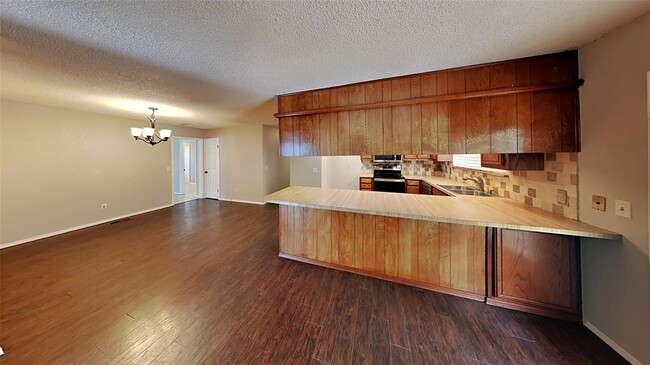 Building Photo - 10020 S Ross Ave