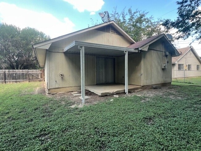 Building Photo - 2013 Dickens Dr