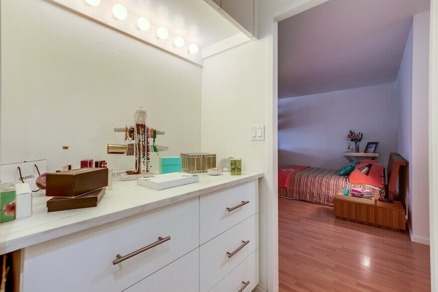 Building Photo - 999 N Doheny Dr