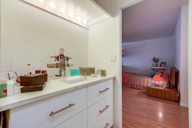 Building Photo - 999 N Doheny Dr