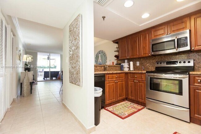 Building Photo - 5880 Collins Ave