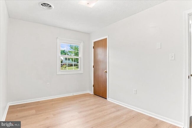 Building Photo - 102 Linwood Ct