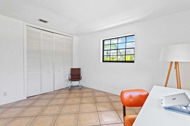 Building Photo - Beautiful Rustic Contemporary Duplex in Cu...