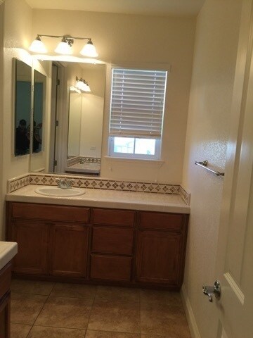 Building Photo - Manteca 4 Bedroom 1/2 bath 2 Car Garage ta...