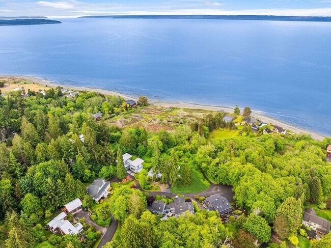 Building Photo - This gorgeous Bainbridge home is available starting mid July