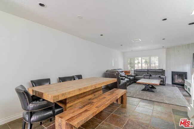 Building Photo - 5820 Yolanda Ave