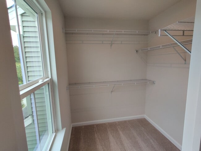 Building Photo - 3 Bedroom condo near major roadways