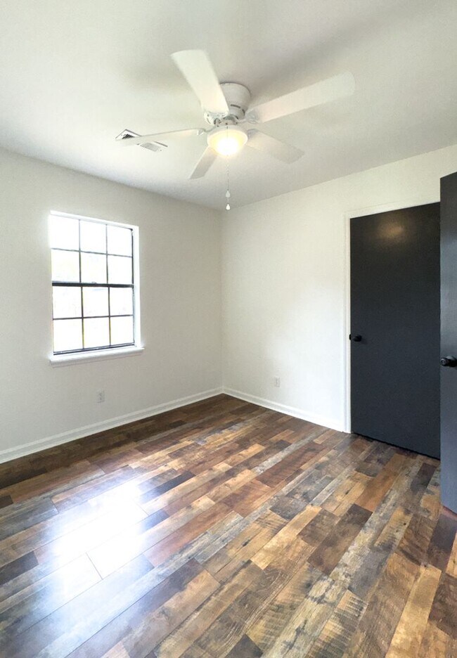 Building Photo - 3BR Home in Shell Point – Sunroom | Garage | Prime Location