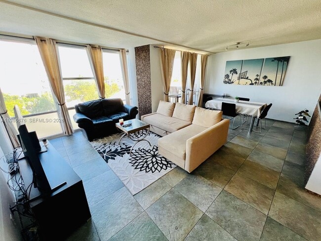 Building Photo - 900 Bay Dr