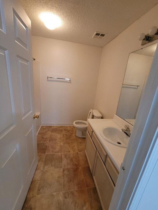 Building Photo - BEAUTIFUL SPACIOUS HOME READY TO MOVE IN !!!