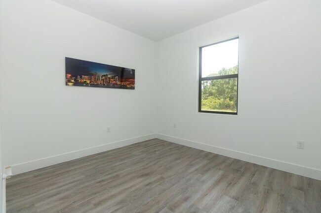 Building Photo - 1121 Deauville St E