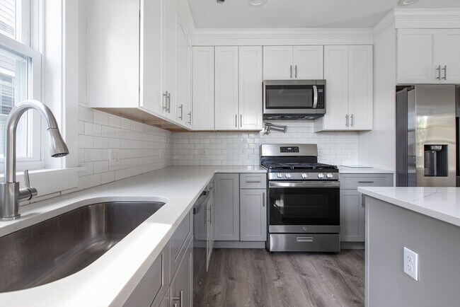 Building Photo - 62-64-64 Edson St