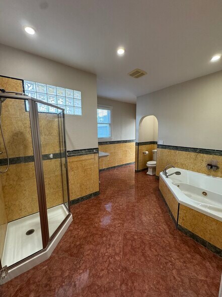 Building Photo - 2329 Curlew St