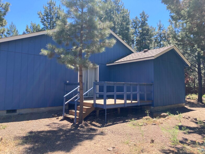Building Photo - 60637 Devon Cir