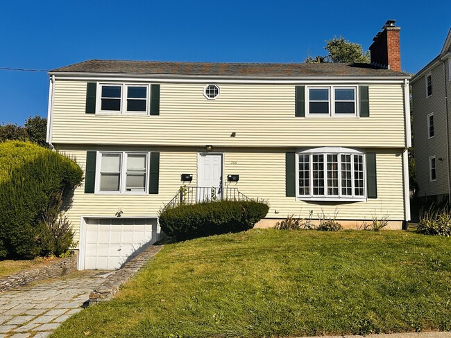 Building Photo - 266 Linwood St