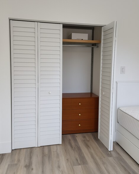 closet with drawers & hanging - 2415 SW 64th Ave