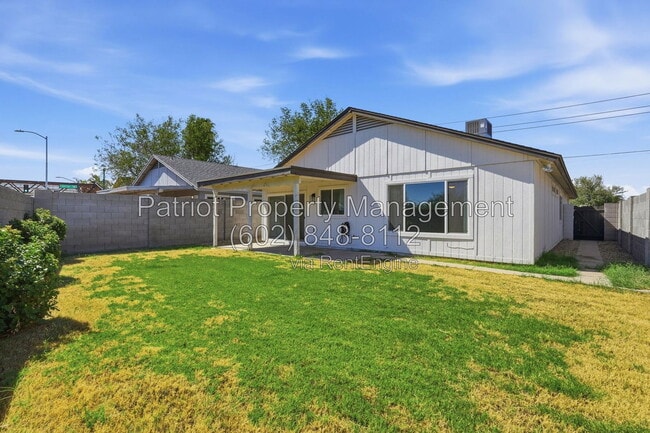 Building Photo - 2009 E Paradise Ln