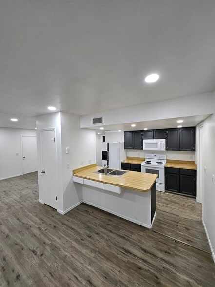 Building Photo - 1080 Hillside Dr