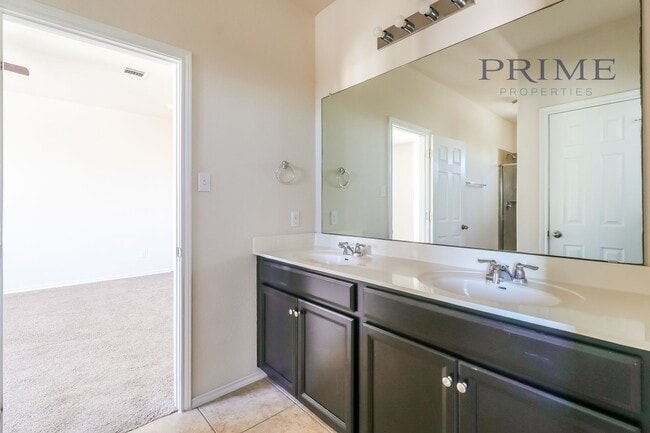 Building Photo - Beautiful two story Townhouse