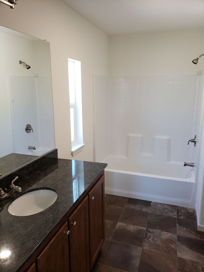 Building Photo - 24 X 60 MANUFACTURED HOME ON 1 1/3 ACRES