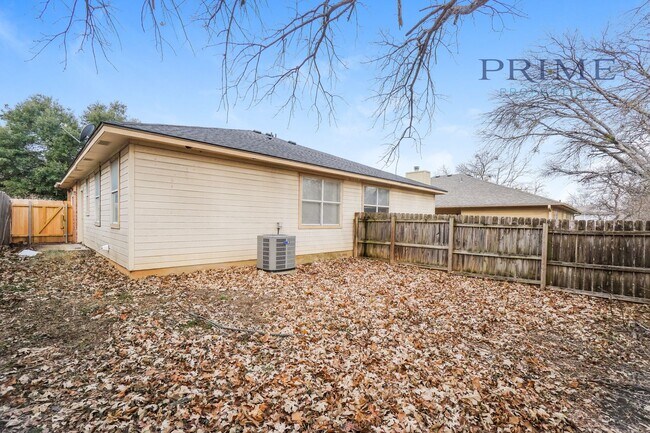 Building Photo - Freshly Updated Duplex Near Settlement Park