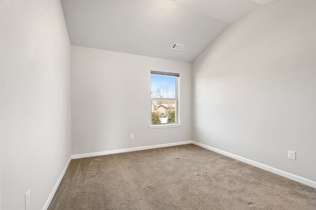 Building Photo - 3 BEDROOM TOWNHOME IN OAKWOOD!