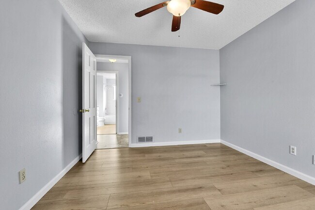 Building Photo - $2,540.95 with $300 off the first month's Rent- 4 Bedroom, 1.5 Bath, Single Family Home in Aurora...