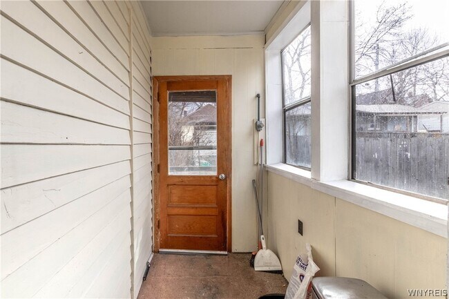 Building Photo - 107 Hawley St