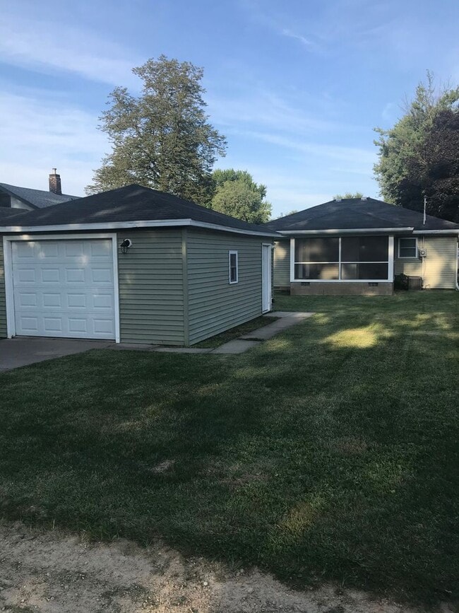 Building Photo - 2 Bedroom, 2 Bath Single Family Home in Cl...