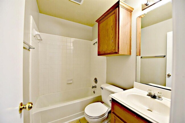 Building Photo - 904 Lantana Ln
