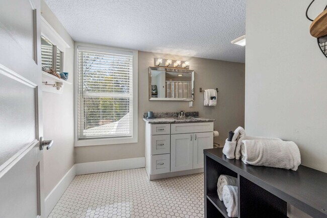 Building Photo - 76 Sanford St