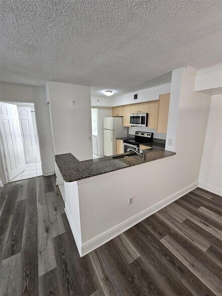 Building Photo - 2451 Centergate Dr