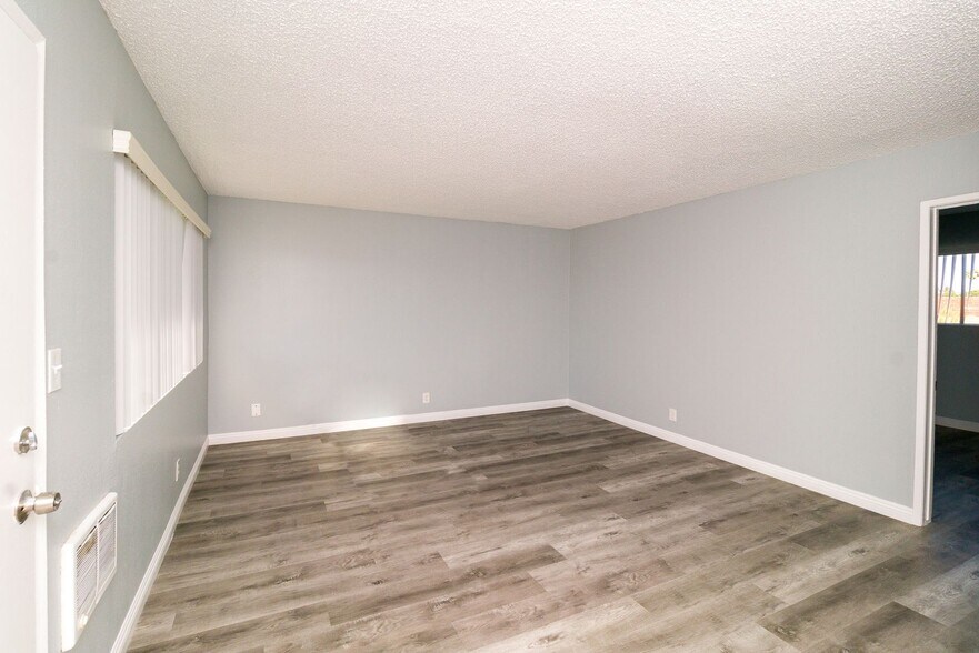 Interior Photo - 15209 Prairie Ave