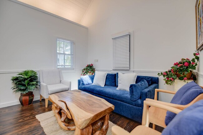 Building Photo - 817 Terry Ln