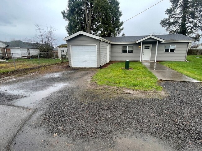 Building Photo - Conveniently Located Charming Pet Friendly Three Bedroom Home With Modern Updates!